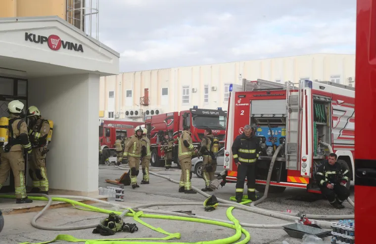 Kako se doznaje od zapovjednika Javne vatrogasne postrojbe (JVP) grada Splita Maria Mikasa, dojava o požaru vatrogascima stigla je u 7,15 sati, a dva sata kasnije vatra je lokalizirana.