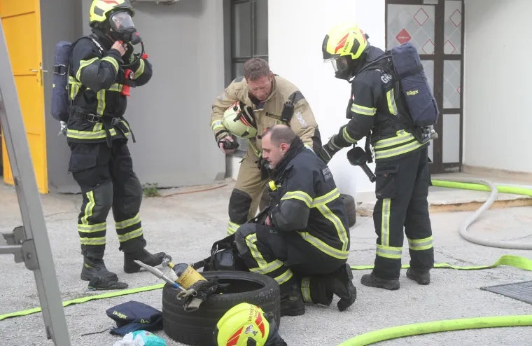Mikas kaže da vatrogasci na terenu i dalje rade na sanaciji požari&scaron;ta.