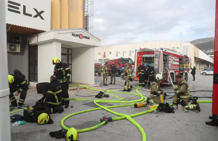 Buknuo požar u skladi&scaron;tu prehrambenih proizvoda na splitskoj veletržnici