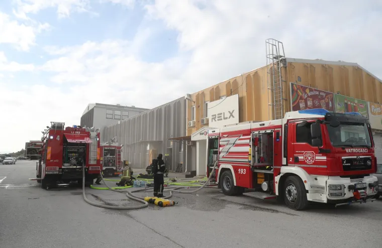 Buknuo požar u skladi&scaron;tu prehrambenih proizvoda na splitskoj veletržnici