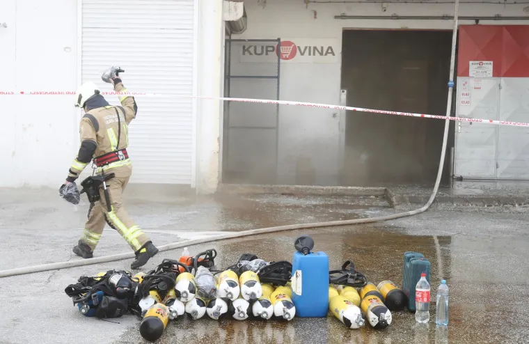 Buknuo požar u skladi&scaron;tu prehrambenih proizvoda na splitskoj veletržnici