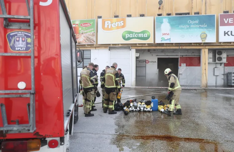 Buknuo požar u skladi&scaron;tu prehrambenih proizvoda na splitskoj veletržnici