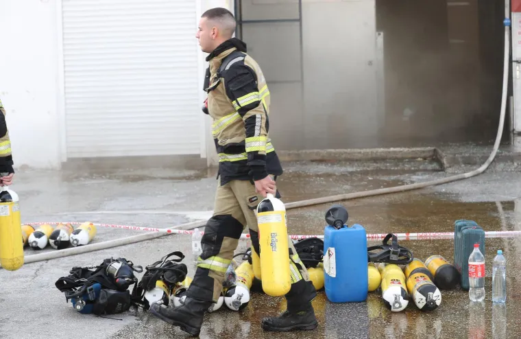 Buknuo požar u skladi&scaron;tu prehrambenih proizvoda na splitskoj veletržnici