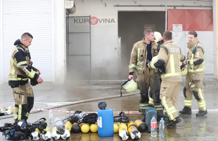 Buknuo požar u skladi&scaron;tu prehrambenih proizvoda na splitskoj veletržnici