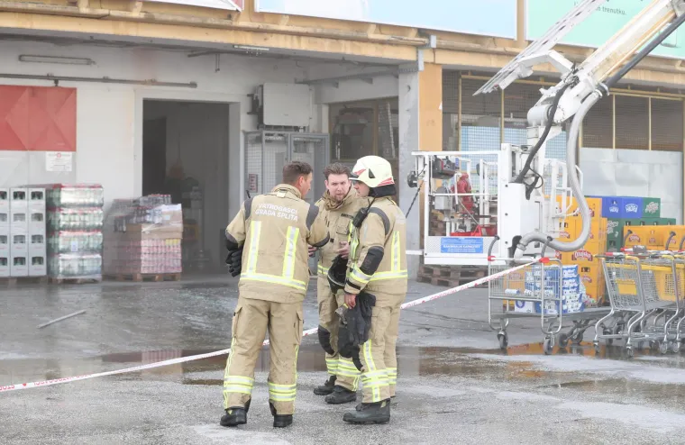 Buknuo požar u skladi&scaron;tu prehrambenih proizvoda na splitskoj veletržnici
