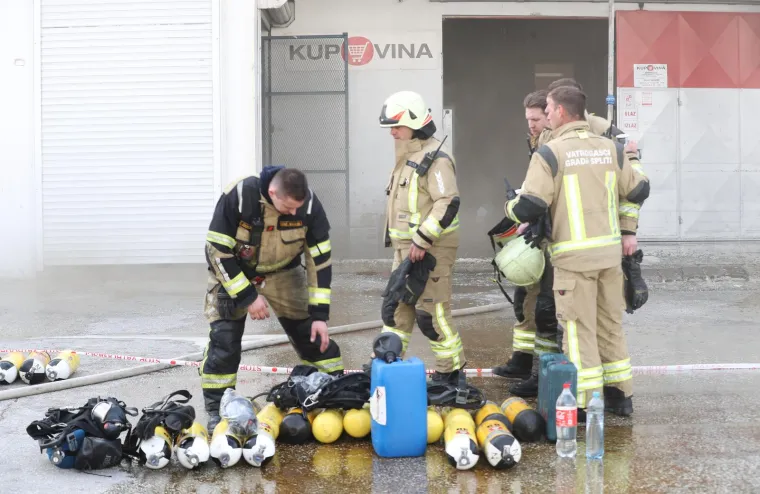 Buknuo požar u skladi&scaron;tu prehrambenih proizvoda na splitskoj veletržnici