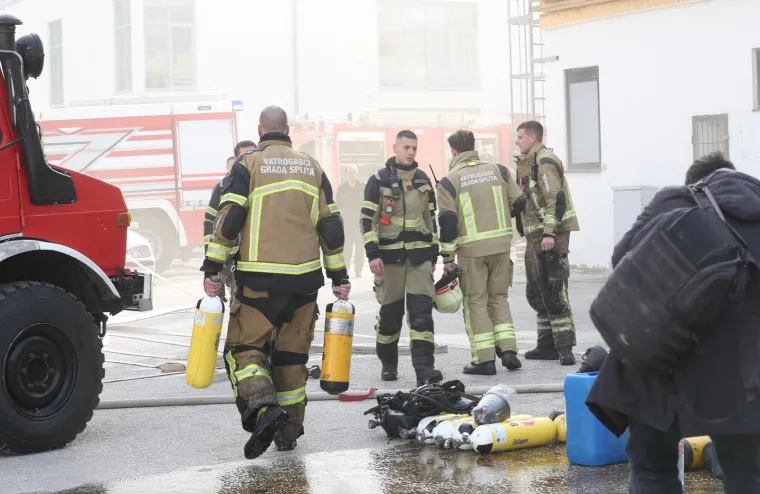 Buknuo požar u skladi&scaron;tu prehrambenih proizvoda na splitskoj veletržnici