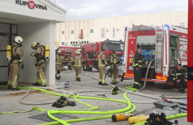 Buknuo požar u skladi&scaron;tu prehrambenih proizvoda na splitskoj veletržnici