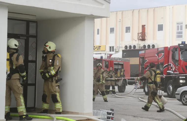 Buknuo požar u skladi&scaron;tu prehrambenih proizvoda na splitskoj veletržnici