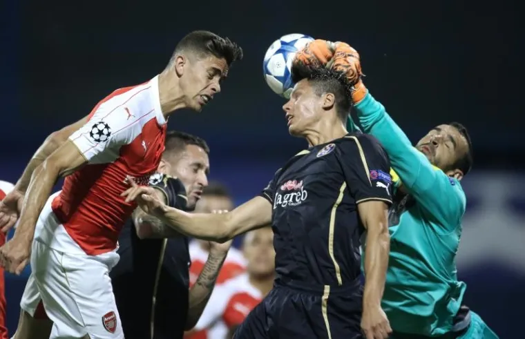 Stvari su postale jo&scaron; teže za goste kada je francuski napadač Olivier Giroud zaradio drugi žuti karton u 40. minuti nakon prekr&scaron;aja nad Ivom Pintom. Giroud je prvi žuti karton dobio zbog prigovora sucu, &scaron;to se pokazalo kao skupa pogre&scaron;ka koja je Arsenal ostavila s igračem manje vi&scaron;e od polovice utakmice.