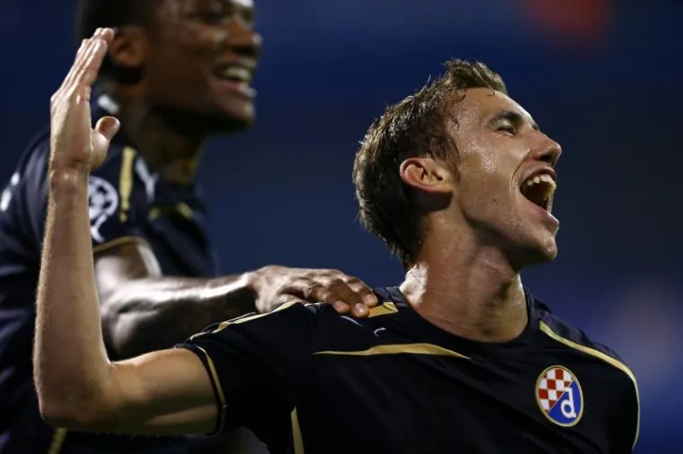 U 24. minuti utakmice, domaći navijači su eksplodirali od sreće kada je Josip Pivarić doveo Dinamo u vodstvo. Nakon njegove izvorne &scaron;ute koju je vratar Arsenala David Ospina odbio, lopta se od Oxlade-Chamberlaina odbila u mrežu za 1:0.