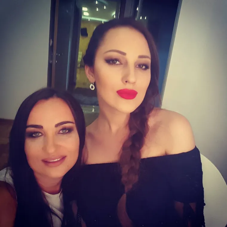 Kao dvije sestre: Majka Aleksandre Prijović u 50. godini izgleda besprijekorno