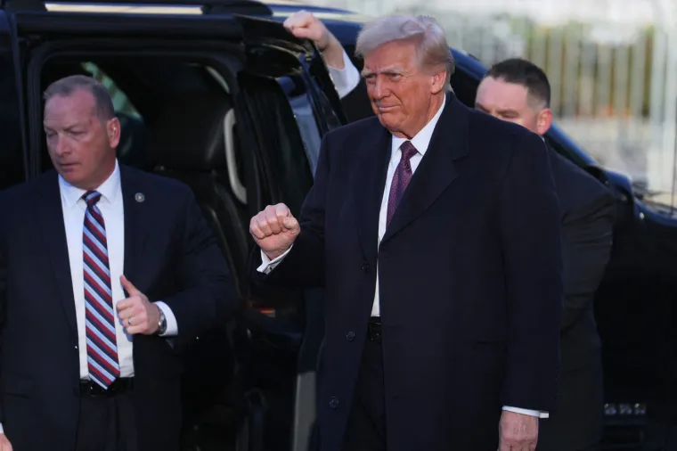 Promrzli i u iščekivanju: Amerikanci na ulicama čekaju povijesni trenutak. Trump veliki dan započeo u crkvi