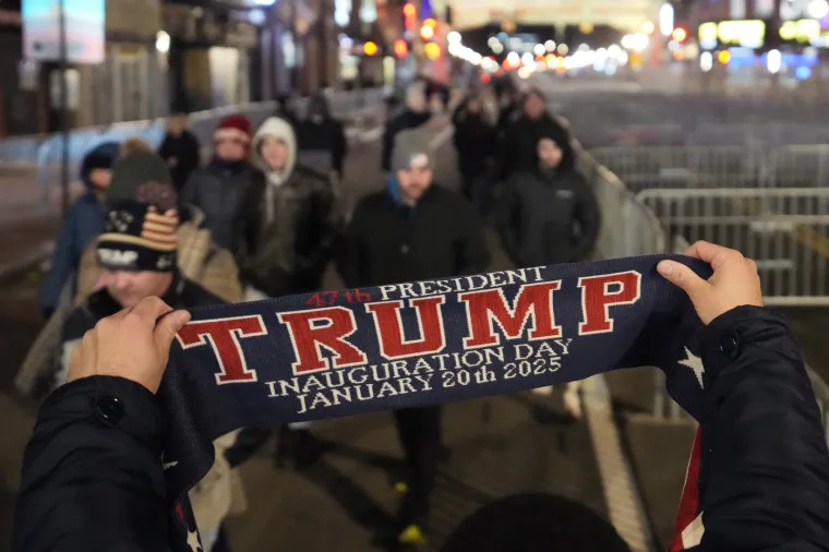 Promrzli i u iščekivanju: Amerikanci na ulicama čekaju povijesni trenutak. Trump veliki dan započeo u crkvi