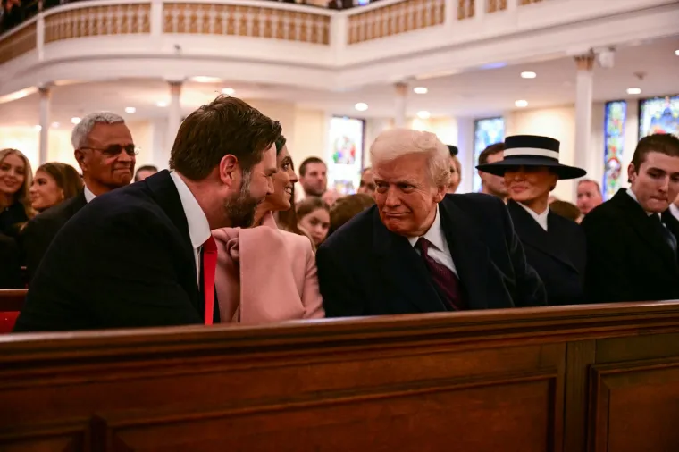 Promrzli i u iščekivanju: Amerikanci na ulicama čekaju povijesni trenutak. Trump veliki dan započeo u crkvi