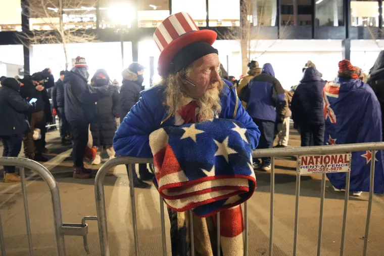 Promrzli i u iščekivanju: Amerikanci na ulicama čekaju povijesni trenutak. Trump veliki dan započeo u crkvi