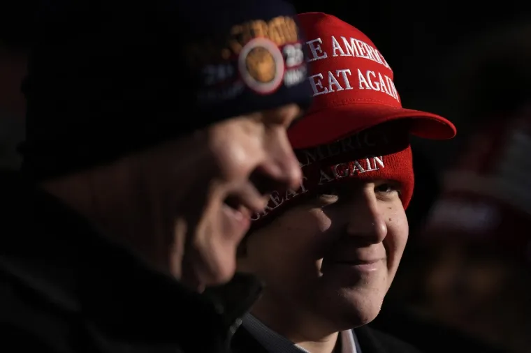 Promrzli i u i&scaron;čekivanju: Amerikanci na ulicama čekaju povijesni trenutak. Trump veliki dan započeo u crkvi