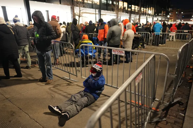 Promrzli i u i&scaron;čekivanju: Amerikanci na ulicama čekaju povijesni trenutak. Trump veliki dan započeo u crkvi