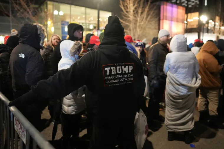 Promrzli i u i&scaron;čekivanju: Amerikanci na ulicama čekaju povijesni trenutak. Trump veliki dan započeo u crkvi