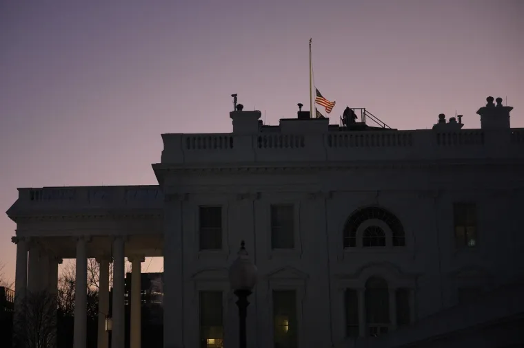 Promrzli i u i&scaron;čekivanju: Amerikanci na ulicama čekaju povijesni trenutak. Trump veliki dan započeo u crkvi