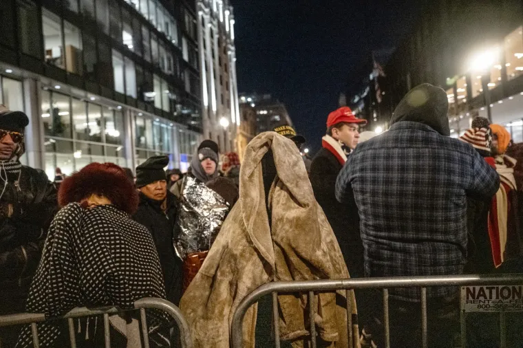 Promrzli i u i&scaron;čekivanju: Amerikanci na ulicama čekaju povijesni trenutak. Trump veliki dan započeo u crkvi