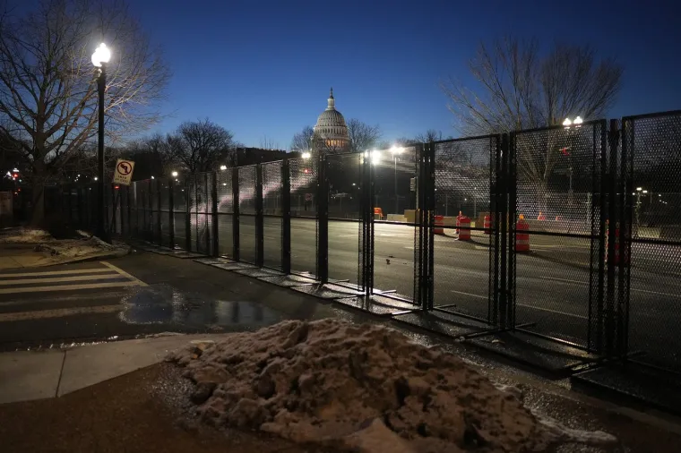 Promrzli i u i&scaron;čekivanju: Amerikanci na ulicama čekaju povijesni trenutak. Trump veliki dan započeo u crkvi