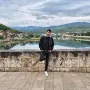 Inspiraciju za svoje pjesme nalazi u ljubavi, nostalgiji i svakodnevnim životnim trenucima.