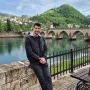 Miloš vjeruje u iskrenost u odnosima i smatra da su otvorenost i povjerenje temelj kvalitetne veze.