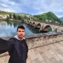 Privlači ga unutarnja ljepota kod žena, dok osmijeh i energiju vidi kao ključne osobine koje osvajaju.