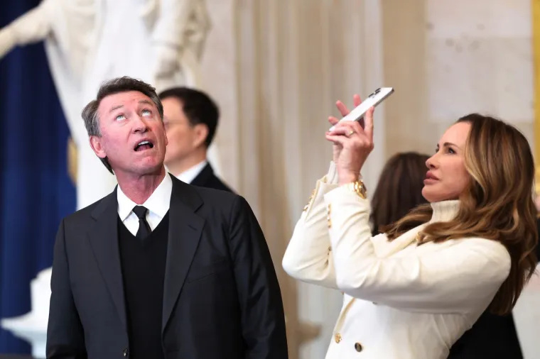 Bivši igrač NHL-a Wayne Gretzky i njegova žena Janet Jones