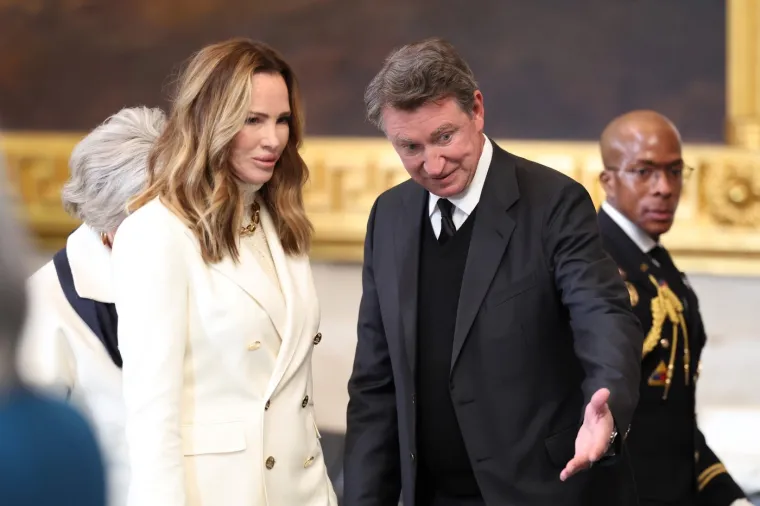 Bivši igrač NHL-a Wayne Gretzky i njegova žena Janet Jones