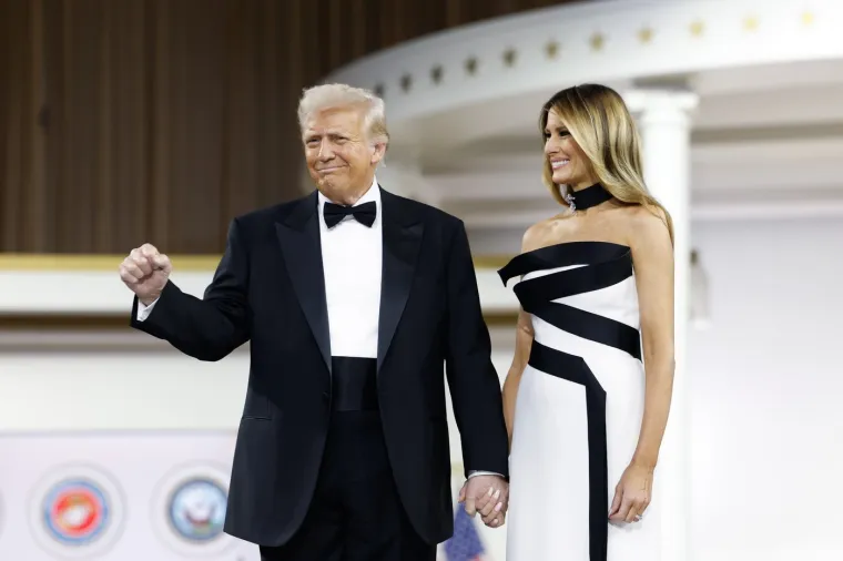 Melania je zablistala u crno-bijeloj haljini bez naramenica kojom je istaknula besprijekornu liniju, a osmijeh nije skidala s lica.