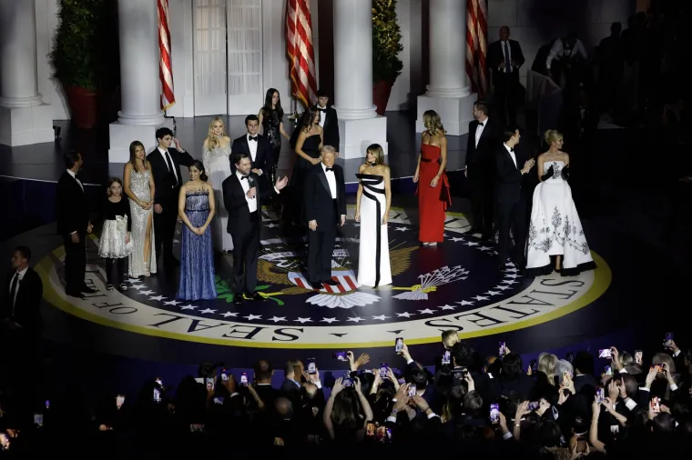 Na podiju su zaplesali članovi obitelji Trump te potpredsjednik i njegova žena dok su ih gosti snimali.