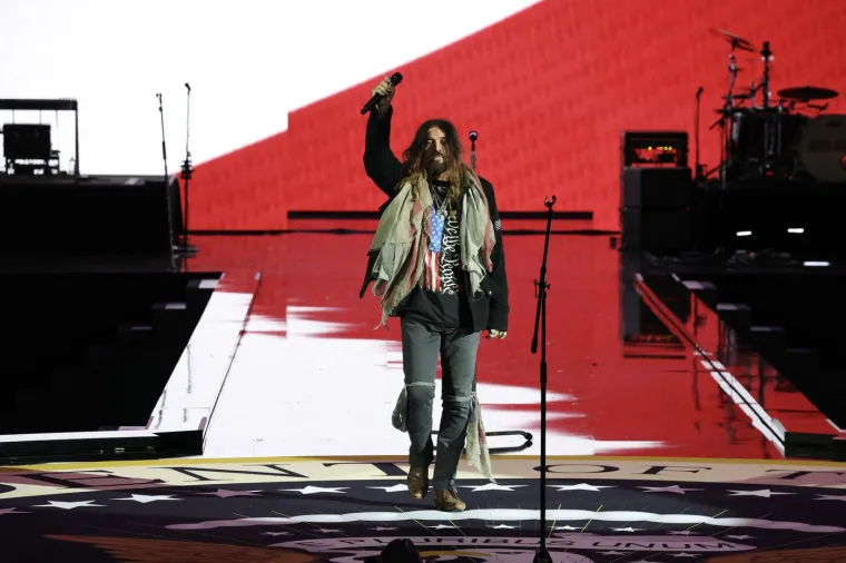 Billy Ray Cyrus pozvan je da nastupi kao veliki simpatizer novoizabranog predsjednika, a izveo je svoje najveć hitove.