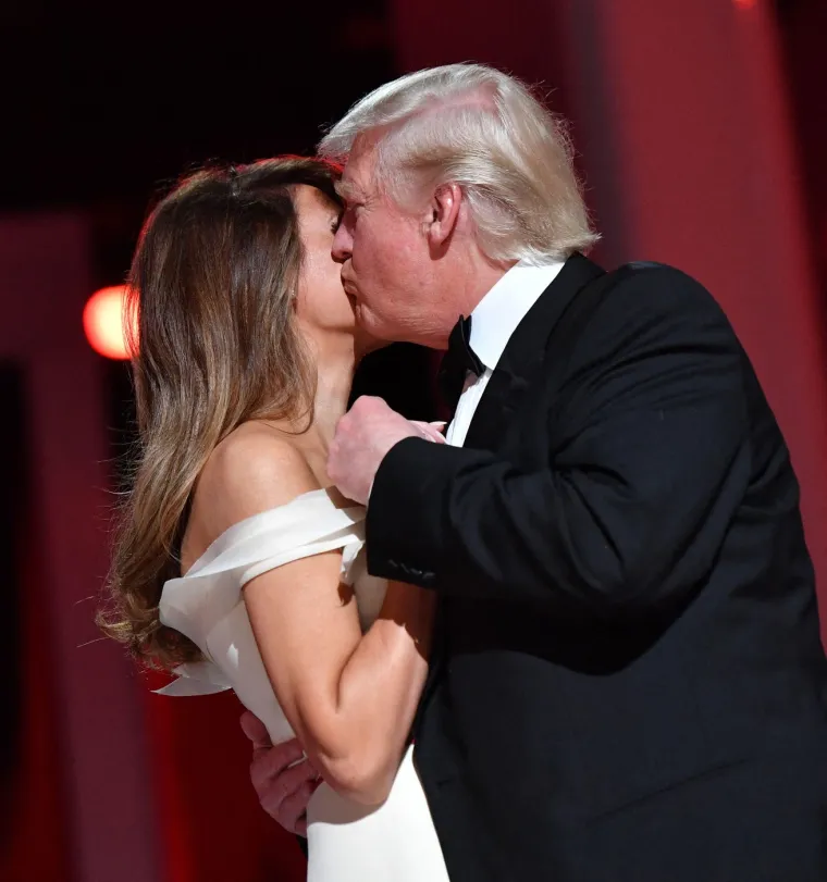 Trump i Melania nikada nisu bili prisniji u javnosti nego na jučerašnjem balu.