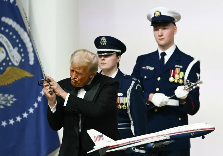 Trump je iznenadio sve prisutne kada je tortu rezao sabljom, a potom s tom istom sabljom i zaplesao.