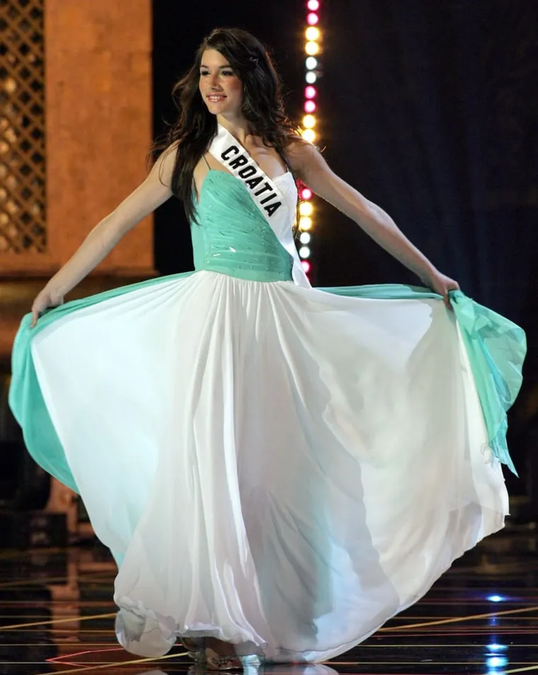 Jelena Glišić svoju javnu karijeru započela je sa samo 18 godina, kada je prvi put nastupila na izboru za Miss Hrvatske.