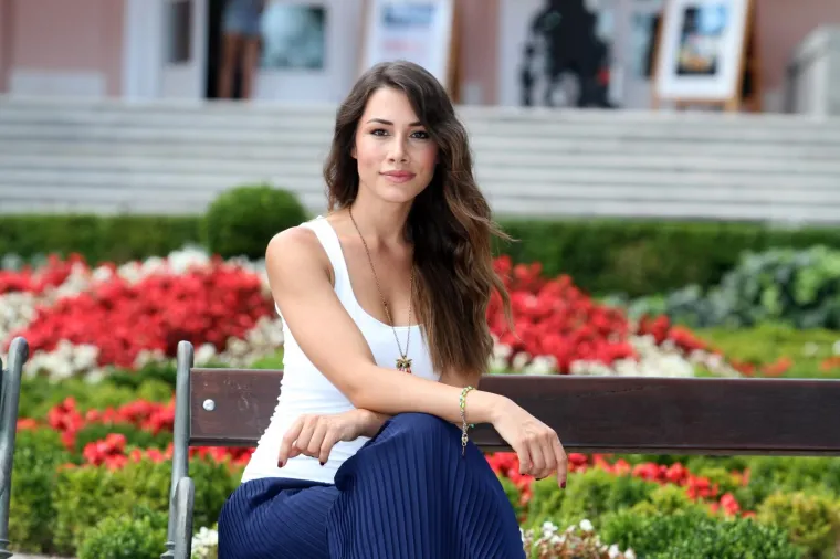 Jelena je 2021. godine potvrdila razvod od lošinjskog poduzetnika Krešimira Lešića, s kojim je bila u braku sedam godina. 