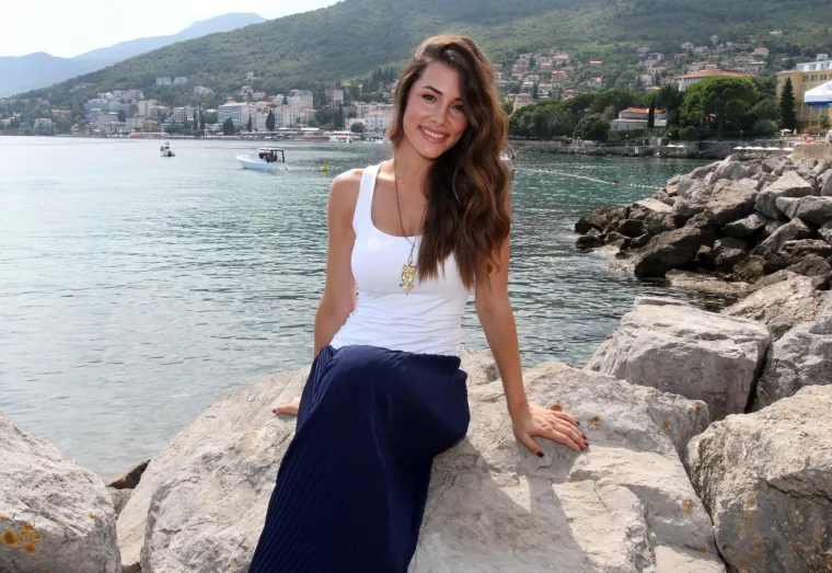 Početkom 2022. godine pojavile su se špekulacije da je u vezi s Antom Borovinom, splitskim inženjerom nekoliko godina mlađim od nje, a navodno su ih često viđali zajedno u Splitu.