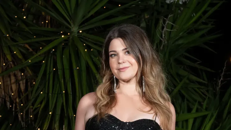 Savannah je 26-godišnja stand-up komičarka i IT konzultantica koja je oduvijek voljela umjetnost, a njezin šarm najviše dolazi do izražaja kroz njezinu humorističnu stranu.

Djetinjstvo provela na Floridi, a preseljenje u malo dalmatinsko selo pokraj Splita bilo je velika prekretnica u njezinu životu. Oduševila ju je spokojna, bogata kultura te sporiji tempo života koji joj se savršeno slagao s njezinim životnim vrijednostima.