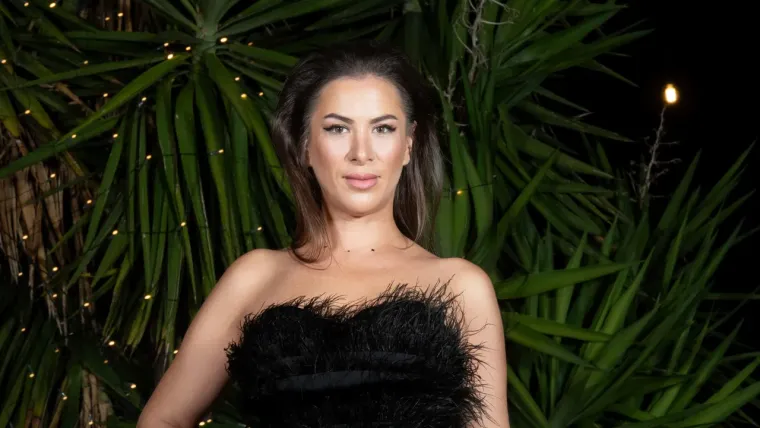 Marina dolazi iz Zagreba, trenutačno živi u Kopenhagenu, a ljetne mjesece provodi radeći u Dubrovniku! I premda u Danskoj kao hostesa uživa u novim iskustvima, često joj nedostaje toplina doma, posebno majka, njezina najveća podrška i inspiracija.

Svestrana i hrabra, Marina se opisuje kao društvena i impulzivna osoba, ali i netko tko se zna zauzeti za sebe. Upravo ta njezina izravnost i otvoren pristup odnose s njom čine dinamičnima, ali i pomalo izazovnima. U vezi je strpljiva i predana i nikad ne gubi kontrolu nad sobom i voljela bi pronaći osobu koja će je voljeti upravo takvu kakva jest.
