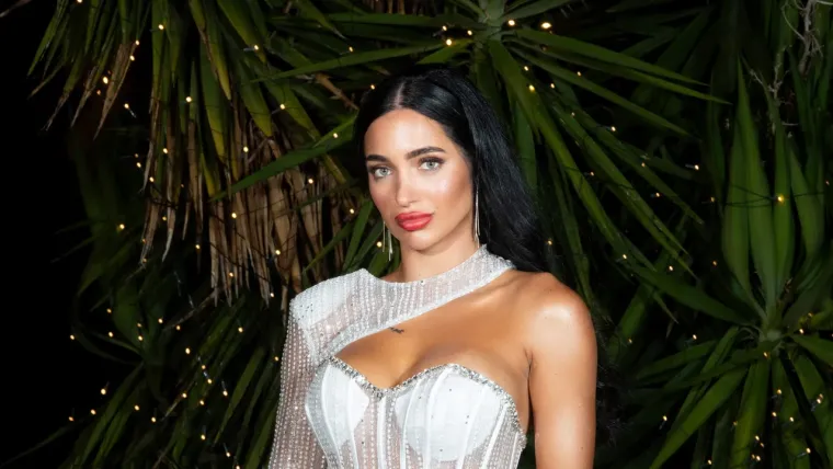 Laura (24) dolazi iz Dugog Sela i ponosno priznaje da je njezina najveća podrška i najbolja prijateljica sestra, koja je uvijek uz nju, bez obzira na okolnosti. Radila je kao pomoćnica u nastavi, no pravo ispunjenje pronalazi u svijetu društvenih mreža. Sa snovima o uspješnoj karijeri influencerice, Laura kreira sadržaj koji spaja njezin sarkastičan, ironičan i duhovit pogled na život.

Svojom osebujnom osobnošću ističe se u masi - jedinstvena je mješavina introvertiranosti i oštroumnog humora, začinjena dozom samosvjesnog samouvjerenosti koji joj, prema njezinoj tvrdnji, daje šarm koji drugi ne mogu ignorirati.