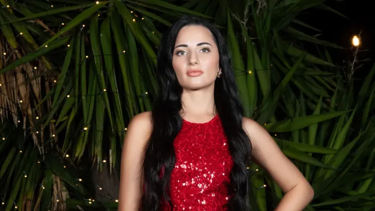 Maja (26) dolazi iz Koprivnice, no životni put odveo ju je u Zagreb, a neko vrijeme i u Njemačku, gdje je zbog ljubavi živjela sedam godina. Nakon &scaron;to se ta veza ugasila, vratila se u Hrvatsku i spremna je za novu ljubav! Ima jasnu viziju kakav bi trebao biti njezin idealan partner: tamnokos, aktivan i sklon tjelovježbi.

Ipak, ne stavlja naglasak na dob, religiju ili nacionalnost - najvažnija joj je kompatibilnost. S partnerom želi dijeliti trenutke smijeha i zabave, ali jednako tako očekuje zrelost i ozbiljnost kada je to potrebno.