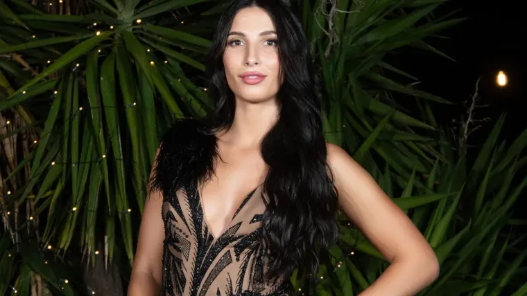 Marinela dolazi iz idiličnog sela Brestovca pokraj Požege, gdje joj je djetinjstvo bilo ispunjeno penjanjem na drveće i pustolovinama s prijateljima iz sela. Iako danas živi u Zagrebu, taj razigrani duh nikad ju nije napustio. Uz ulogu voditeljice sportske emisije, Marinela radi kao dadilja, čime pokazuje nevjerojatnu svestranost.

"Možda me znate kao Miss Beauty Hrvatske, ali vjerujte da se iza te krune krije ne&scaron;to puno vi&scaron;e. Kad ne&scaron;to jako želim, jako se potrudim da to i dobijem&ldquo;, kaže 22-godi&scaron;njakinja kojoj su najveća strast televizija i &scaron;oubiznis. Naime, Marinela sanja o svojoj dječjoj emisiji na televiziji i nada se da će jednog dana ostaviti trag u svijetu zabave.