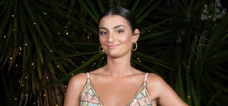 Maja Grintal (27) dolazi iz Slovenije i uspje&scaron;na je savjetnica za intimne odnose, gdje spaja ljubav prema osobnom razvoju, tijelu, seksualnosti i dubljem razumijevanju veza. Jo&scaron; od malih nogu, prijatelji i suigrači dolazili su joj po savjete u vezi s vezama i seksualno&scaron;ću, a Maja je uvijek znala kako im pomoći.

Isprva je vjerovala da će njezina budućnost biti u svijetu ko&scaron;arke i make upa, no njezin je put neočekivano skrenuo kad je otkrila podcast koji se bavio temama intimnih odnosa i seksualnosti. Te su je teme duboko dotaknule i shvatila je da je to njezin istinski poziv. 