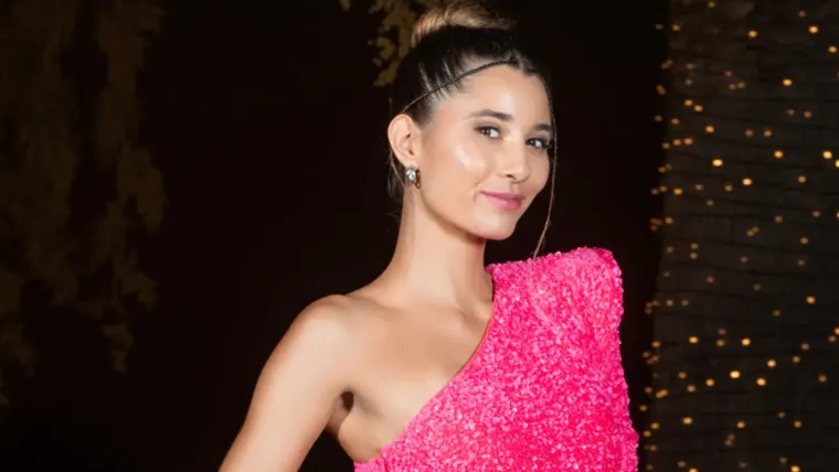 Zagrepčanka Nina (32), poznata pod nadimkom Pixie, svoju je strast prema gaming industriji pretočila u uspje&scaron;nu karijeru, a trenutačno vodi i producira emisije o videoigrama.

Njezina ambicija ne prestaje s radom u industriji - sudjelovanje u reality showu bila je jedna od njezinih dugoročnih želja koje je sada odlučila ostvariti. Nina je žena koja zna &scaron;to želi i kako to postići, pa nije sklona kompromisima. Osim &scaron;to uživa u profesionalnim izazovima, protivi se tradicionalnim dru&scaron;tvenim normama u ljubavi i odabiru partnera. Uvjerena je da ljubav može uspjeti samo ako dvoje ljudi dijeli temeljne vrijednosti.