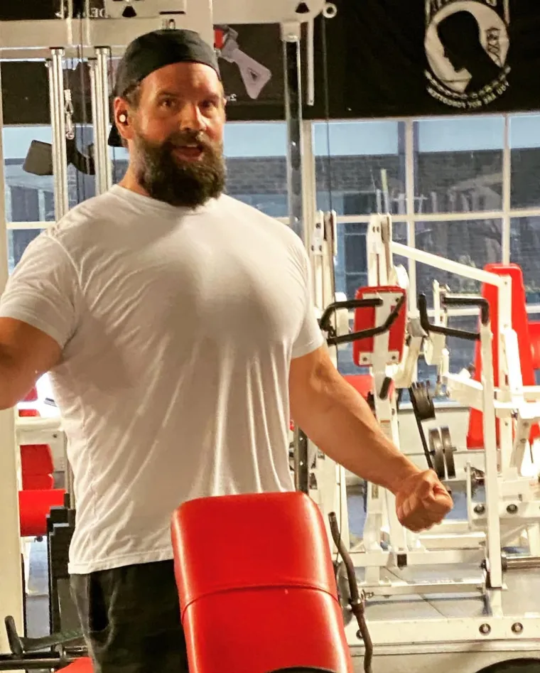 Godinama nije skidao majicu, a sada zavodi mišićima: Glumac je ranije imao čak 226 kilograma
