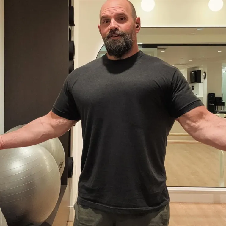 Godinama nije skidao majicu, a sada zavodi mišićima: Glumac je ranije imao čak 226 kilograma