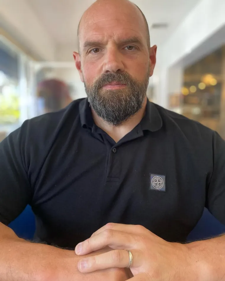 Godinama nije skidao majicu, a sada zavodi mišićima: Glumac je ranije imao čak 226 kilograma