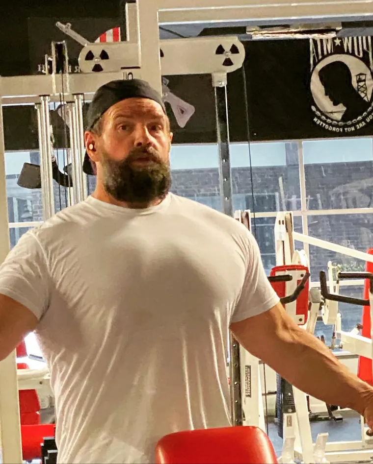 Godinama nije skidao majicu, a sada zavodi mišićima: Glumac je ranije imao čak 226 kilograma